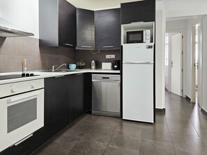 Een koelkast, een microgolfoven, een oven, een vaatwasser