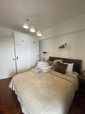 2 bedrooms, iron/ironing board, WiFi, bed sheets