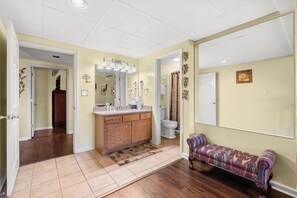 A bathroom with a vanity, sink, mirror, and towel rack. - Two bedroom, two bathroom condo located in near Dollywood (Pigeon Forge)