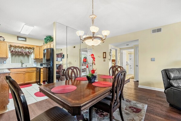A dining area with a wooden table, chairs, and a chandelier. - Two bedroom, two bathroom condo located in near Dollywood (Pigeon Forge)