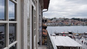 A view from a building overlooking a waterfront with a cityscape in the background. - Casa Zogbi hotel (Porto)