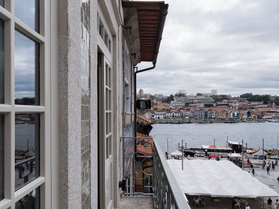 Une vue depuis un immeuble donnant sur le front de mer, avec une vue sur la ville en arrière-plan.
