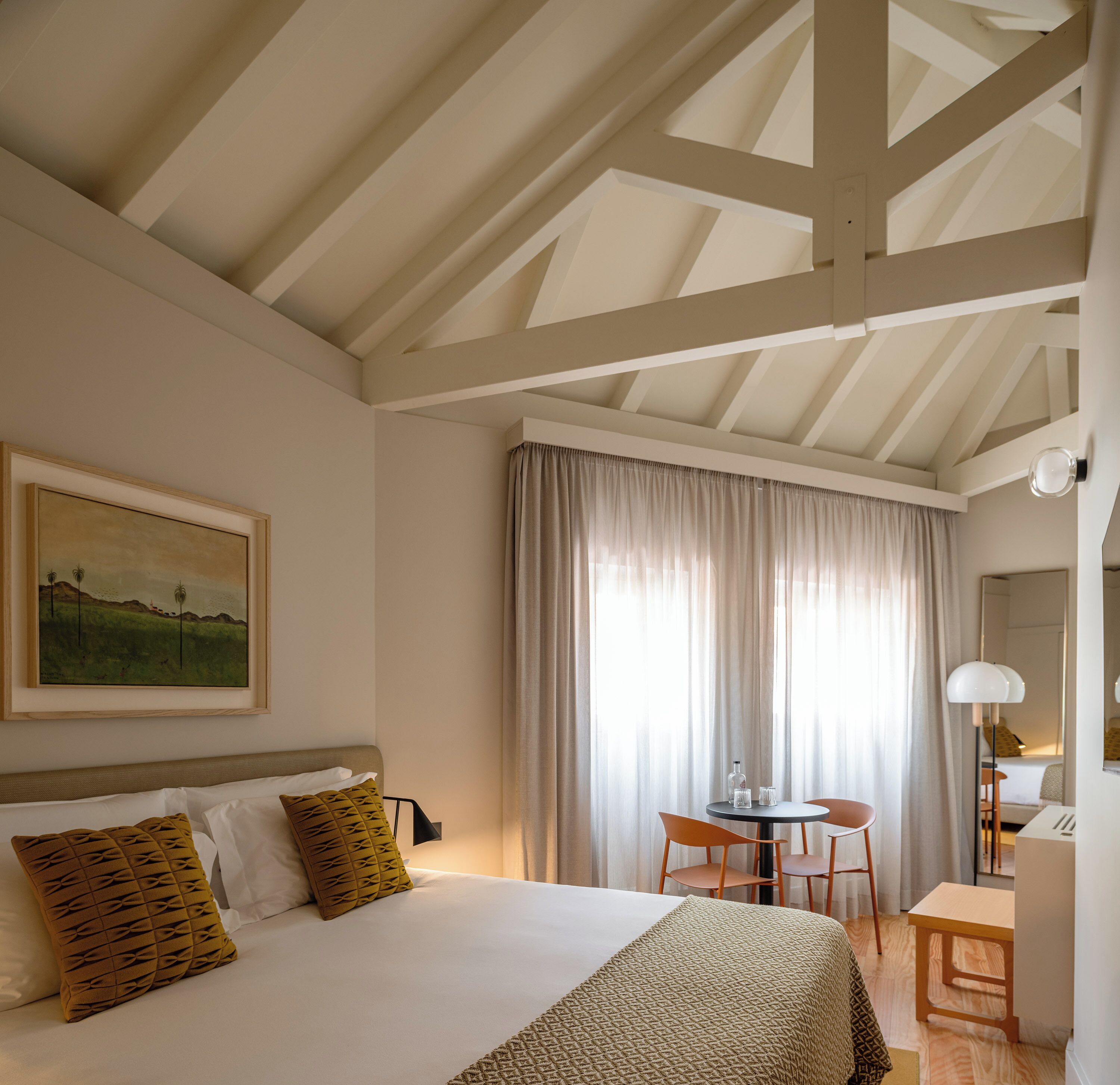 Quarto casal, vista para a cidade | Frigobar, cofres nos quartos, espaço de trabalho para notebook