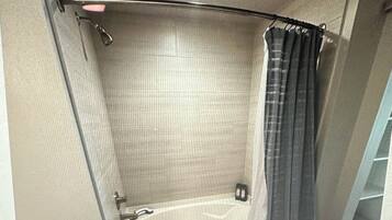 Secadora de cabello, toallas, jabón, papel de baño