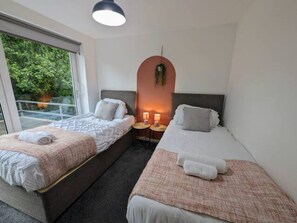 3 bedrooms, iron/ironing board, WiFi, bed sheets