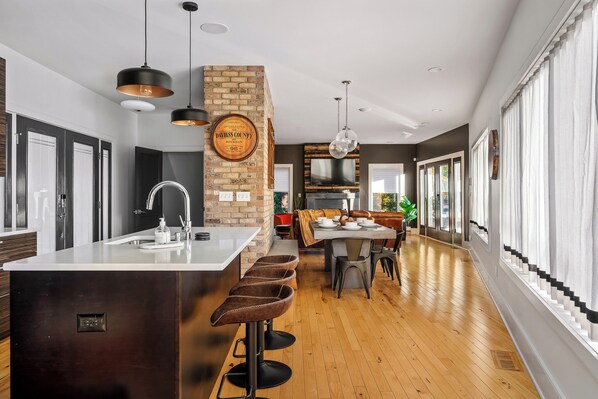 Interior - The Reserve~Stunning 5BR 4BA w/HotTub (Louisville)