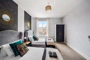 3 slaapkamers, een strijkplank/strijkijzer, internet, beddengoed