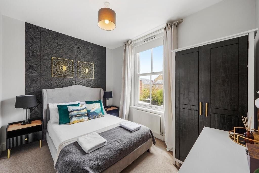 3 bedrooms, iron/ironing board, internet, bed sheets