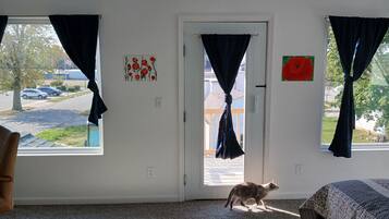 Habitación individual Deluxe, balcón, vista a la ciudad | Ropa de cama de alta calidad y escritorio