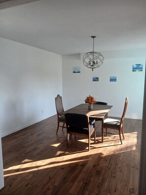 Phục vụ bữa trưa và bữa tối 