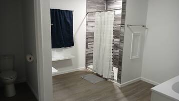 Habitación individual Deluxe, balcón, vista a la ciudad | Baño | Secadora de cabello, toallas, jabón, shampoo