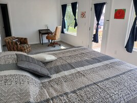 Decoración personalizada, muebles diferentes y escritorio 