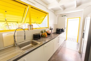 Fridge, microwave, oven, dishwasher - Villa Ylang - Piscine et Jacuzzi (La Possession)