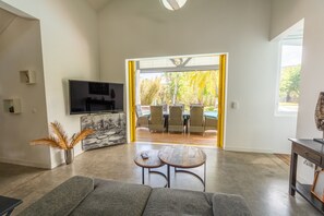 TV, stereo - Villa Ylang - Piscine et Jacuzzi (La Possession)