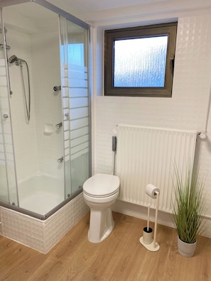 Shower, free toiletries, hair dryer, towels - Big Modern Space 75sqm (Herborn)
