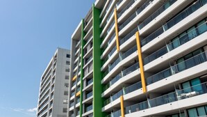 A multi-story building with balconies and a clear sky. - Stunning Views Central Apt (Auckland)