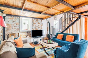 Casa, 3 habitaciones | Área de sala de estar | Televisión de 16 pulgadas con canales por cable 