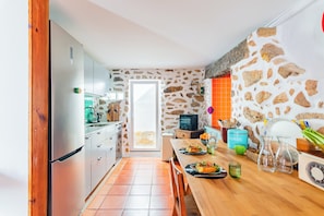 Casa, 3 habitaciones | Cocina privada | Cafetera de espresso, tetera eléctrica, tostadora y congelador