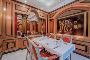 Petit déjeuner buffet (8 USD par personne)