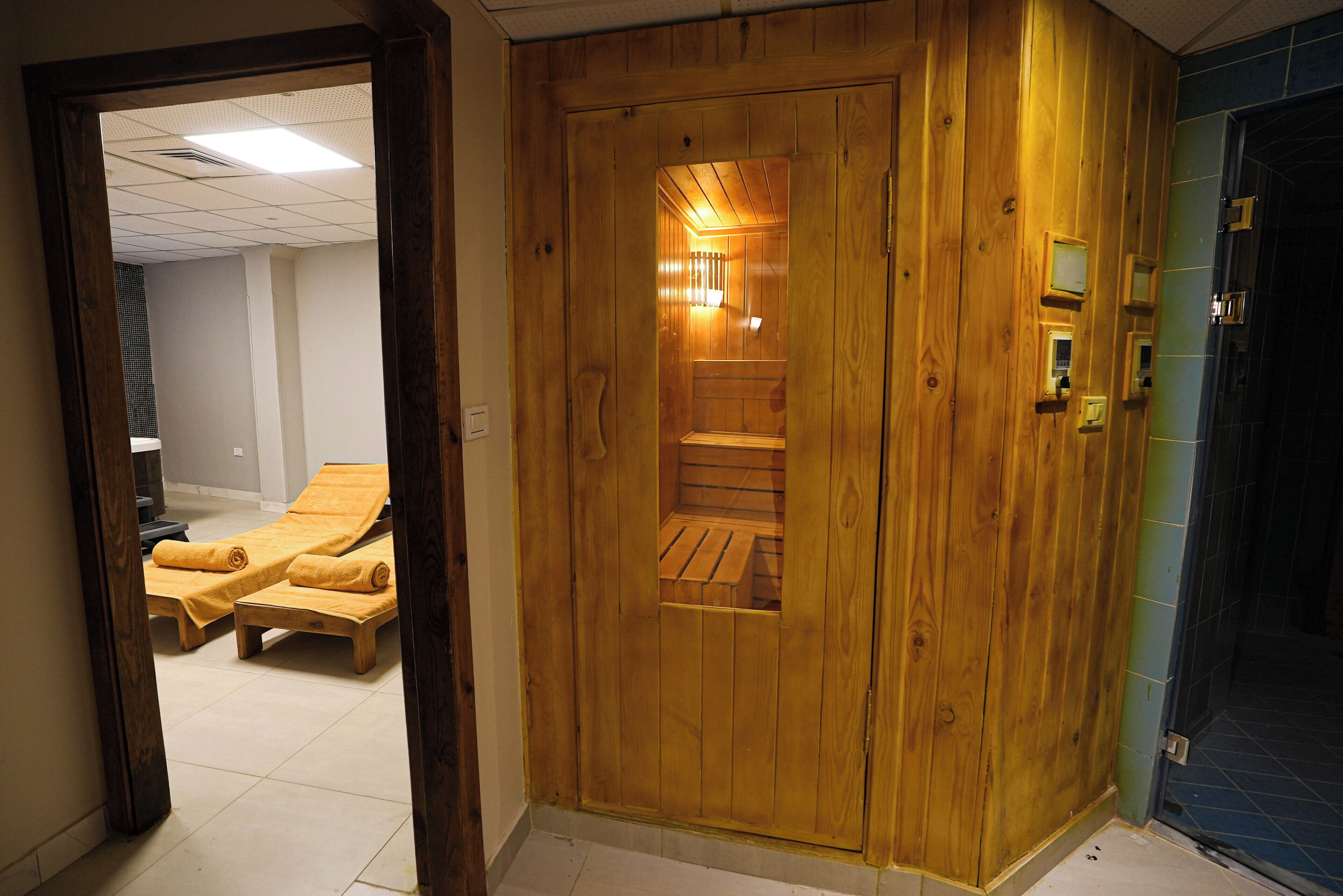 Un cuarto de sauna con paredes y bancos de madera.