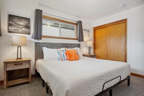3 bedrooms, iron/ironing board, travel crib, free WiFi - Coastal Home Steps to Beach, Fenced Yard (Seaside)