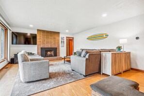 Smart TV, fireplace, table football, books - 3BR/2BA • 1.5 Blocks from Beach • Fenced Yard (Seaside)