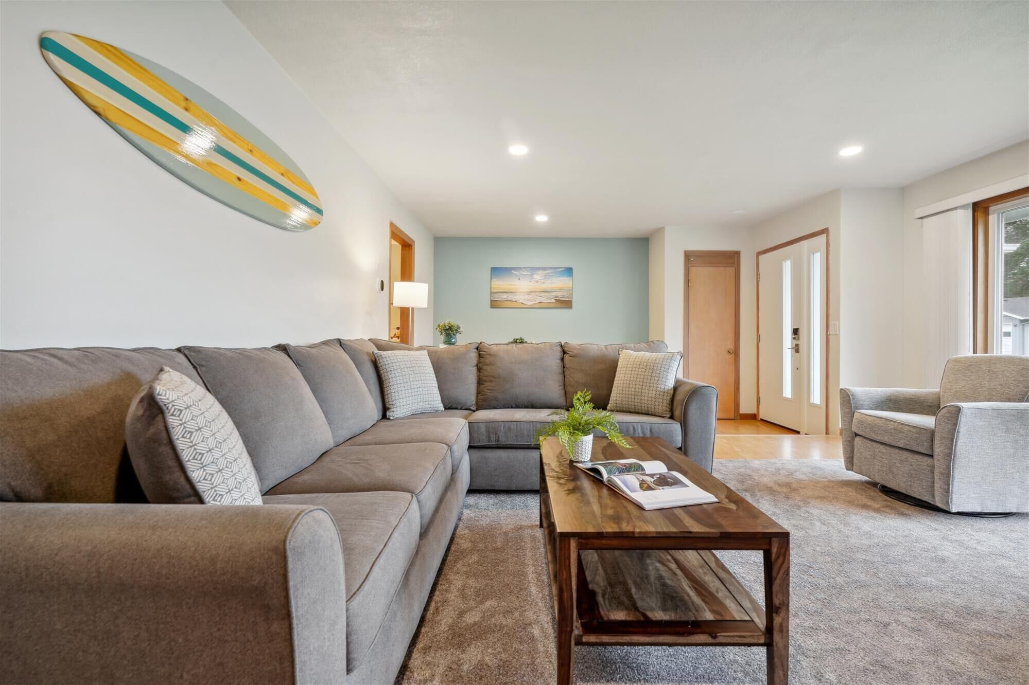 TV connectée, cheminée, baby-foot, livres