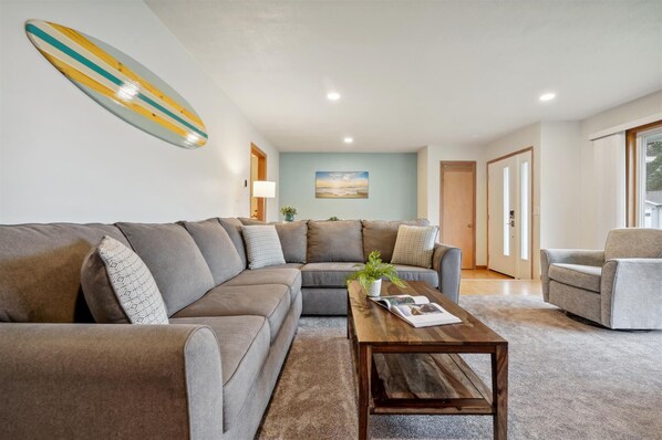 Smart TV, fireplace, table football, books - 3BR/2BA • 1.5 Blocks from Beach • Fenced Yard (Seaside)