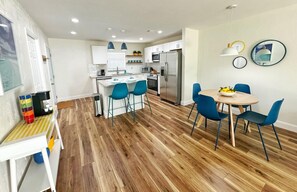 Dining - NEW Amazing Sunshine-Up 6 Guests-Private Backyard (Port Orange)