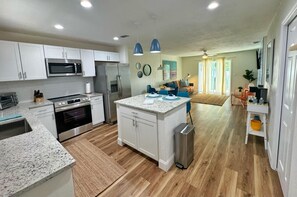 Fridge, microwave, oven, stovetop - NEW Amazing Sunshine-Up 6 Guests-Private Backyard (Port Orange)