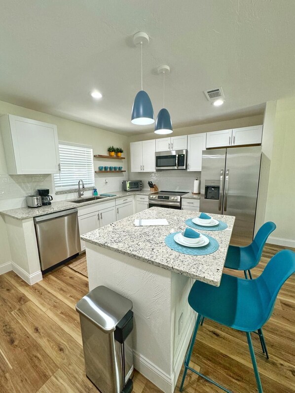 Refrigerador, microondas, horno y parrilla de estufa