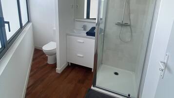 Sèche-cheveux, serviettes fournies, papier toilette