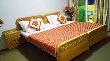 Deluxe Double Room, Mountain View | Soundproofing, iron/ironing board, free WiFi