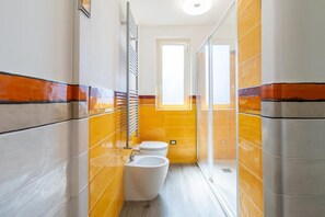 淋浴設備、風筒、坐浴桶、提供毛巾