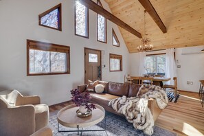 Smart TV, lareira, livros