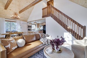 Smart-TV, Kamin, Bücher