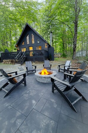 A cabin with a fire pit and outdoor seating. - Hydrotherapy jacuzzi-sauna -Sauna • Hydro Hot Tub, Romantic Cabin (pocono lake)