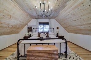 3 bedrooms, iron/ironing board, travel crib, free WiFi
