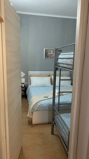 1 slaapkamer, een strijkplank/strijkijzer, wifi, beddengoed