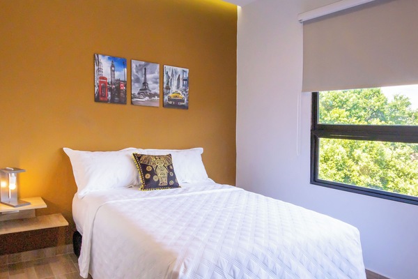 1 habitación, escritorio y espacio para trabajar con laptop