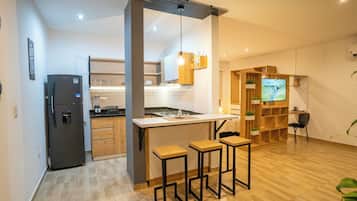 Departamento estĂĄndar, vista a la ciudad | 1 habitaciĂłn, escritorio y espacio para trabajar con laptop