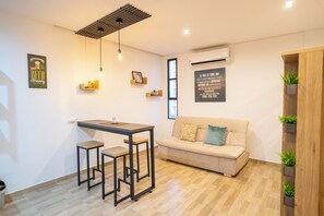Appartement Standard, vue ville | Coin séjour | Télévision à écran plat