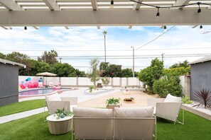 Property grounds - Stunning Retro Beach Oasis, Dual Living, Pool (Long Beach)