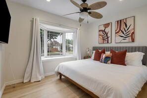 3 bedrooms, iron/ironing board, travel cot, WiFi - Stunning Retro Beach Oasis, Dual Living, Pool (Long Beach)