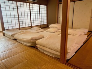 2 عدّة غرف نوم ومكواة/لوح كي وواي فاي وملاءات أسرّة