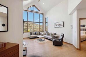 TV, fireplace - Highlands Lodge 407 - 3 Bedroom Residence (Beaver Creek)