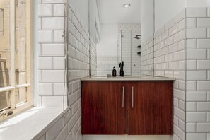 Shower, hair dryer, towels, soap - Modern One Bedroom Apartment | City Centre | Wifi (Cape Town)