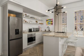 Microwave, oven, coffee/tea maker, electric kettle - Modern One Bedroom Apartment | City Centre | Wifi (Cape Town)