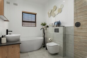 Douche, séchoir à cheveux, serviettes fournies, savon