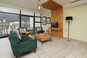 TV - Modern Apartment in Heart of CBD (Cape Town)